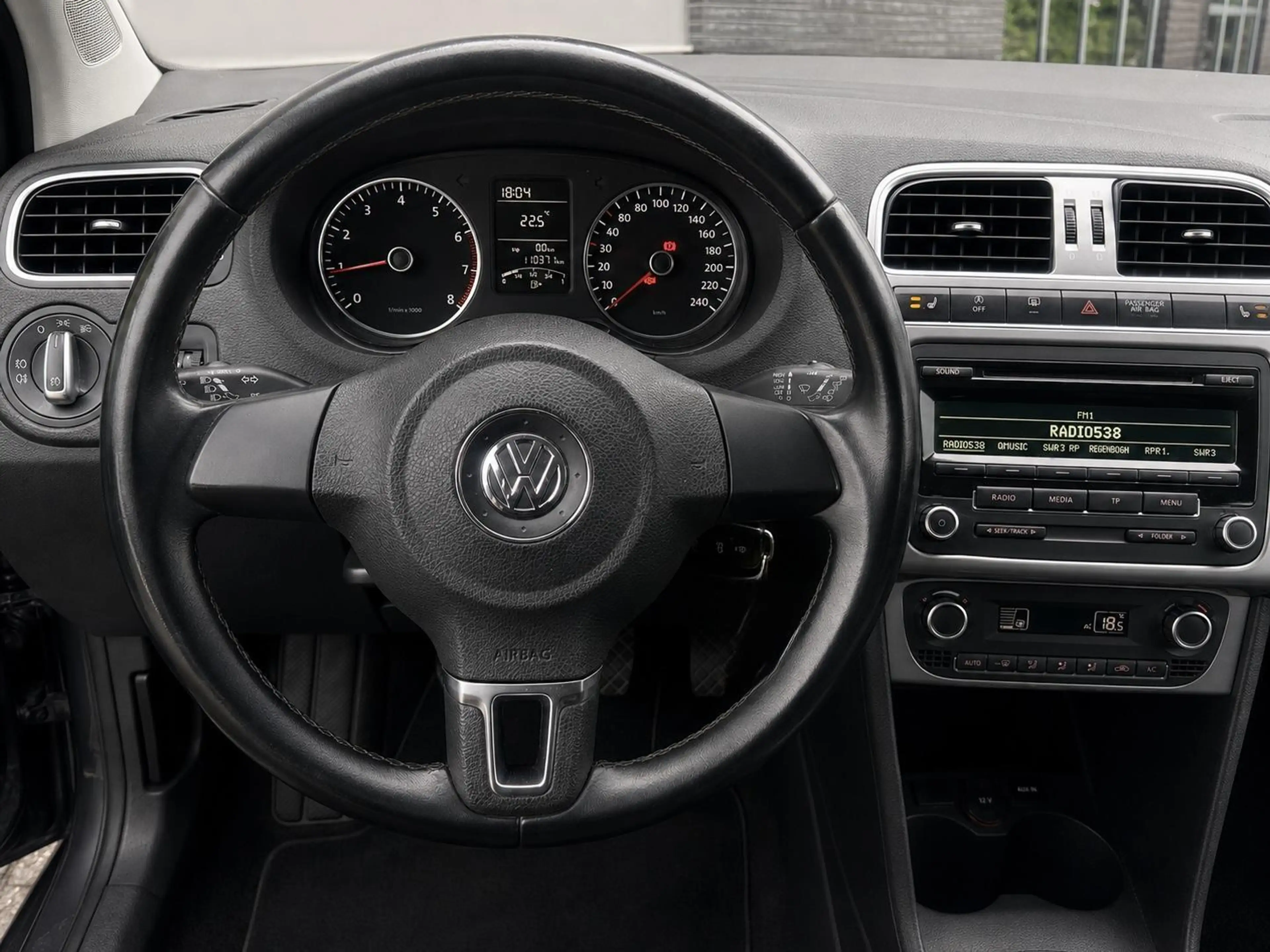 Volkswagen Polo 1.2 / LIFE / CRUISE / PDC / CLIMA — photo 9