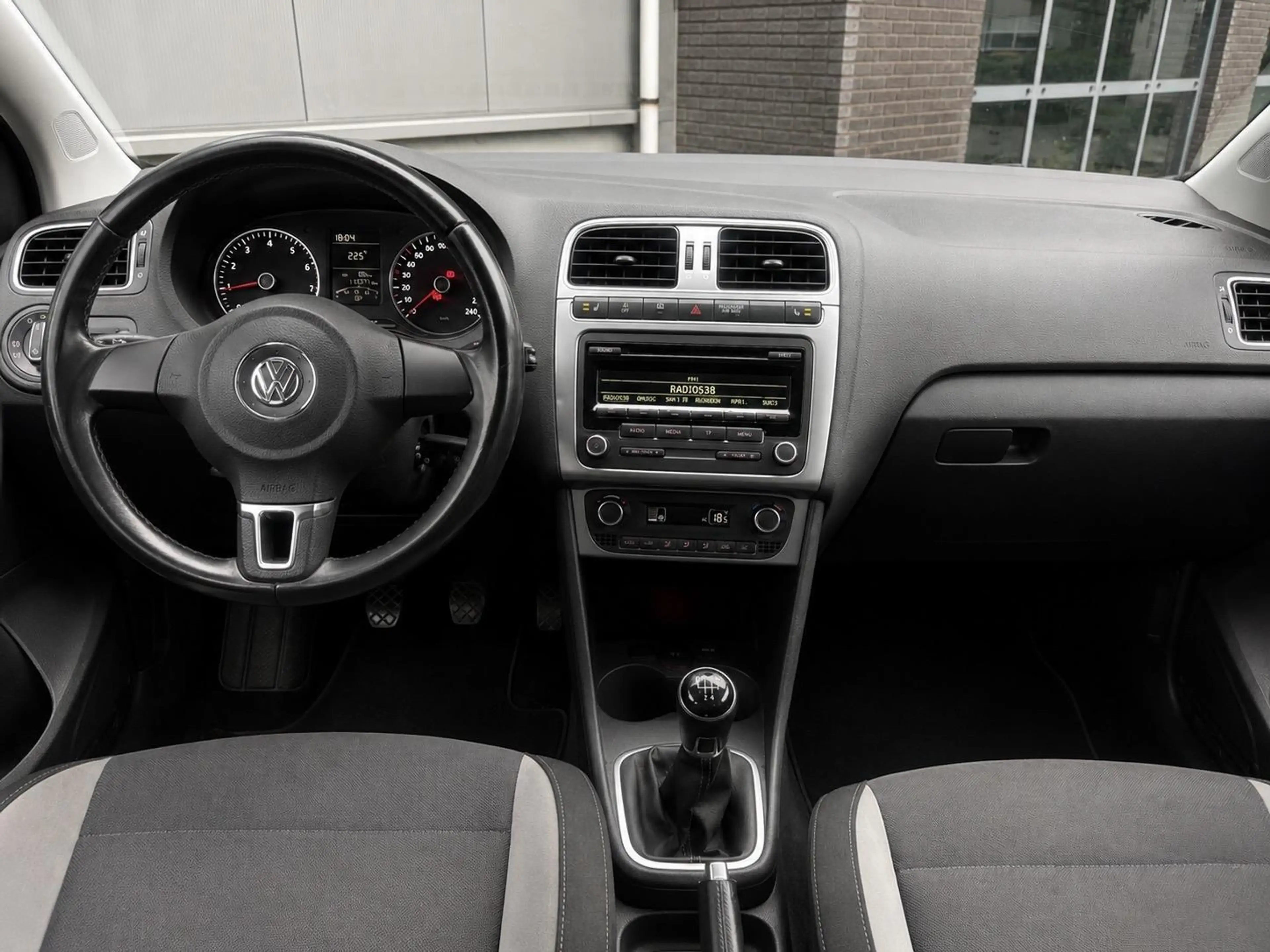 Volkswagen Polo 1.2 / LIFE / CRUISE / PDC / CLIMA — photo 8