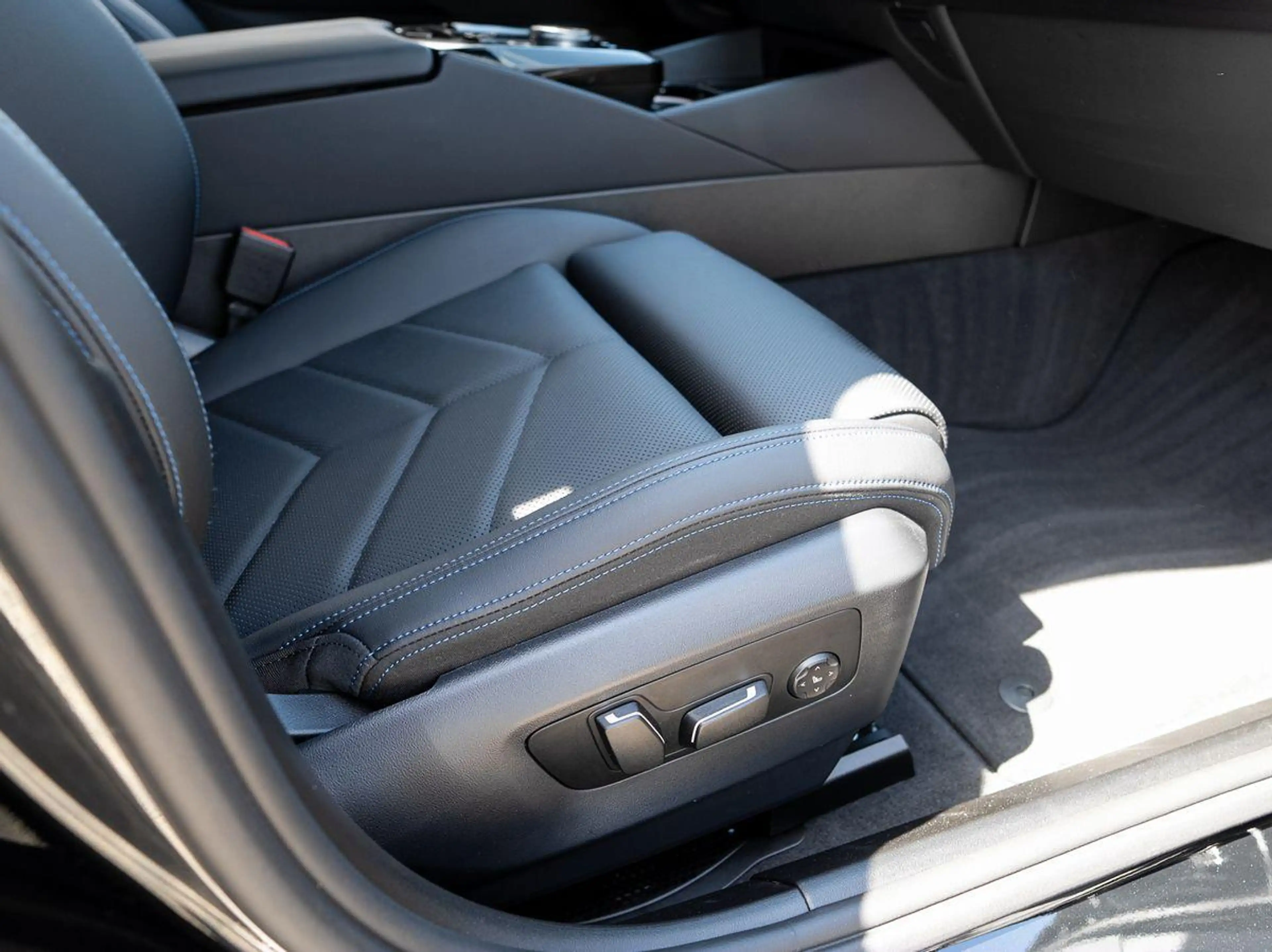 BMW 520 d xDrive Tour M-Sport AHK PANO KoZg SLüft H&K — photo 13