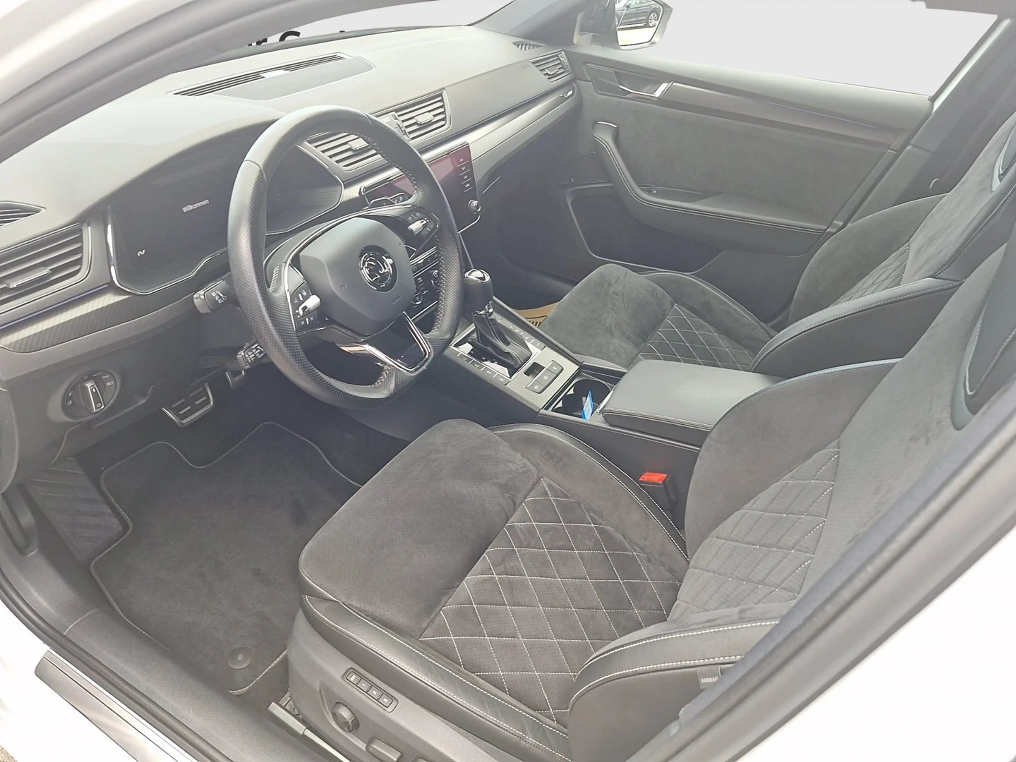 Skoda Superb iV SPORTLINE DSG — photo 9