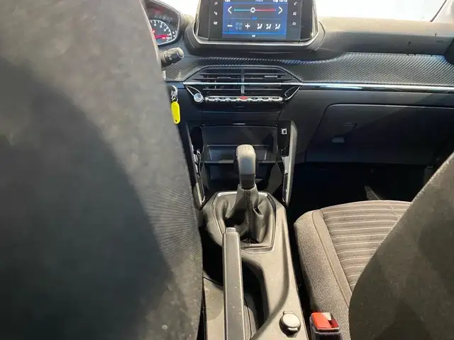 Peugeot 208 view 11