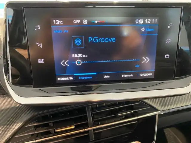Peugeot 208 view 10