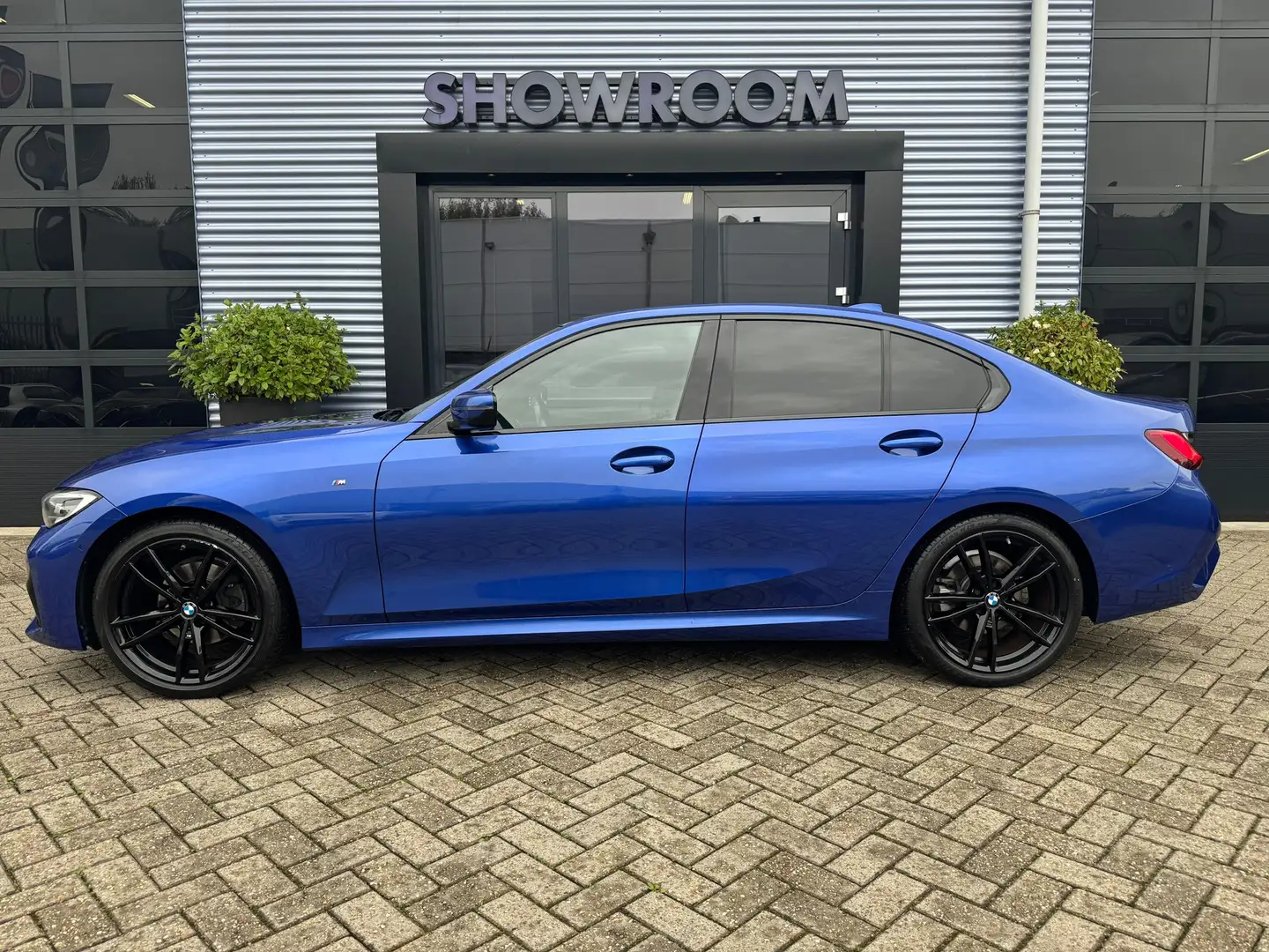 BMW 320 3-serie 320i xDrive High Executive Edition M Pakke Blauw - 2
