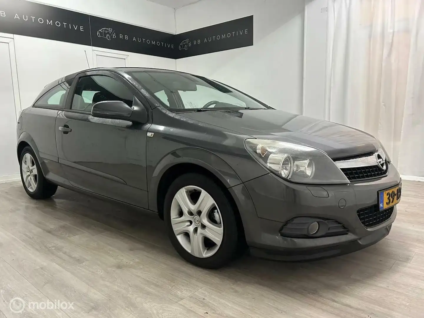 Opel Astra GTC 1.6 Business Grijs - 2