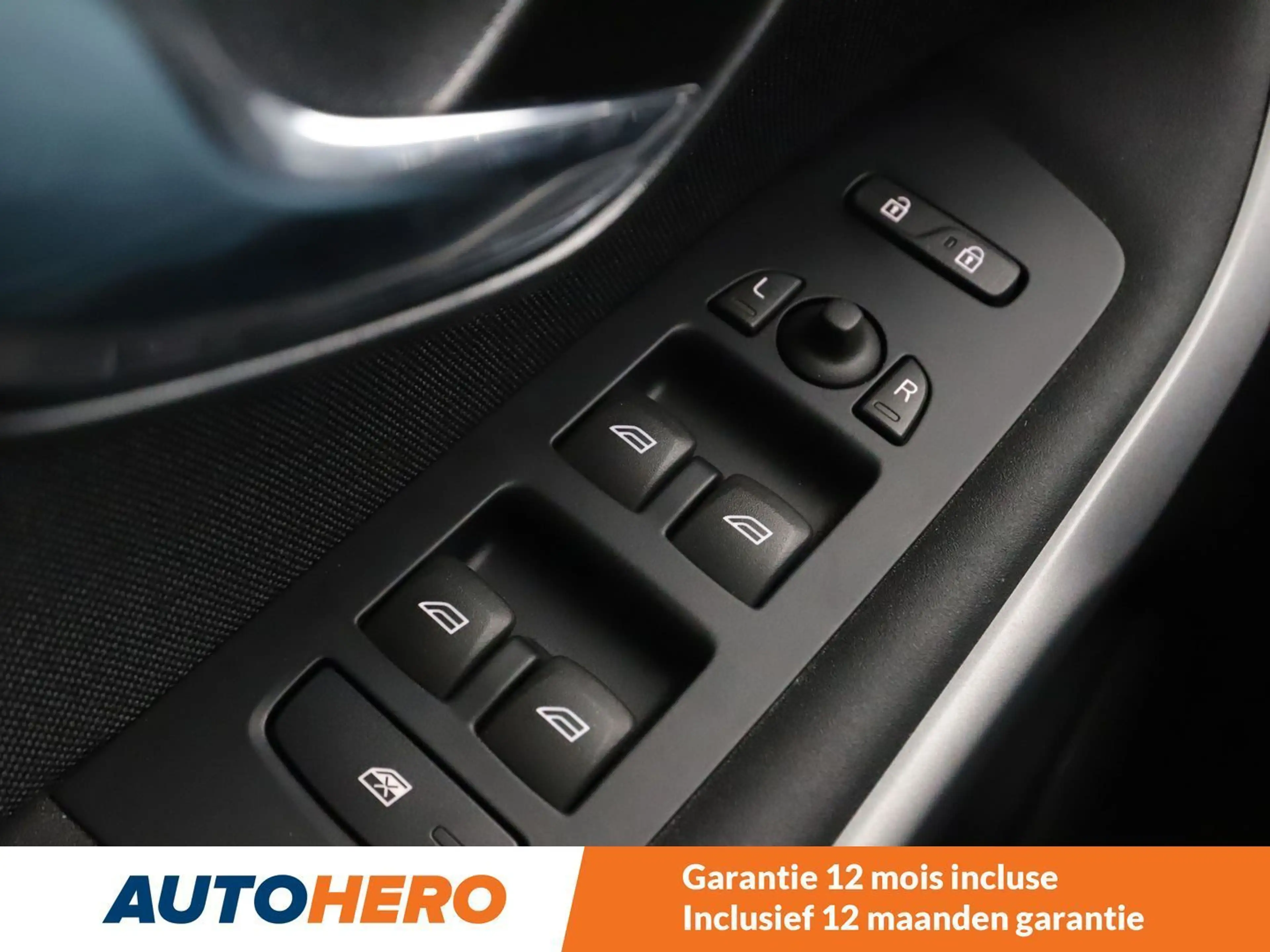 Volvo V40 Cross Country 2.0 T3 — photo 12