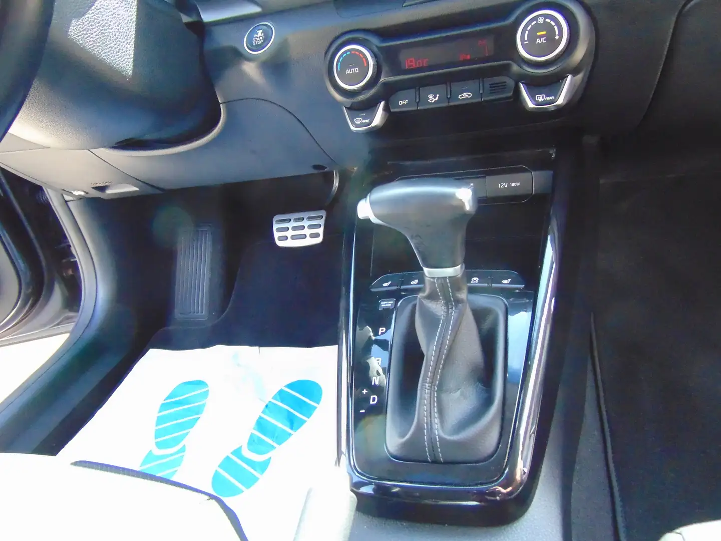 Kia Stonic Platinum Edition Grau - 2