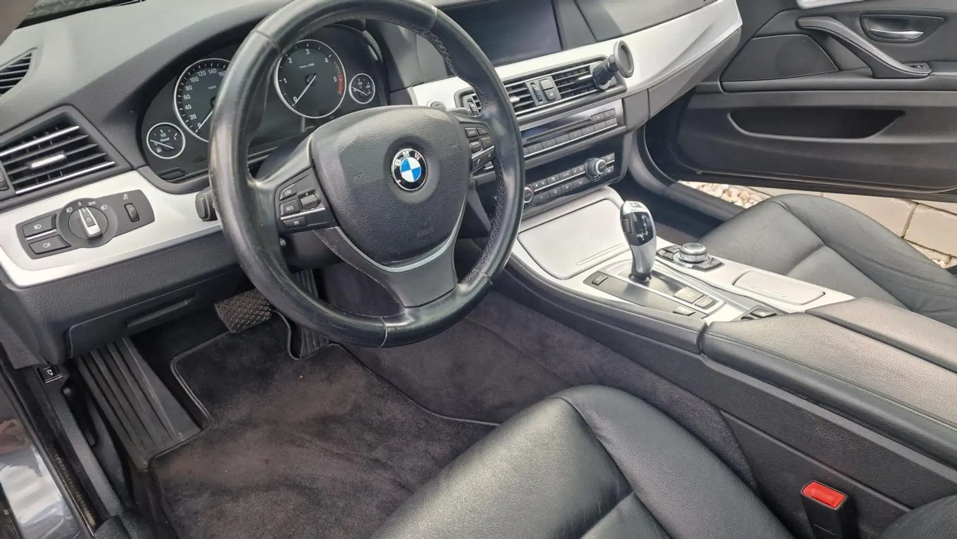 BMW 520 520d Touring Aut. - Pano - Rentner - Garage Schwarz - 2