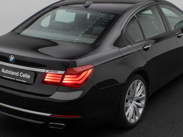 BMW 7 Series view 14