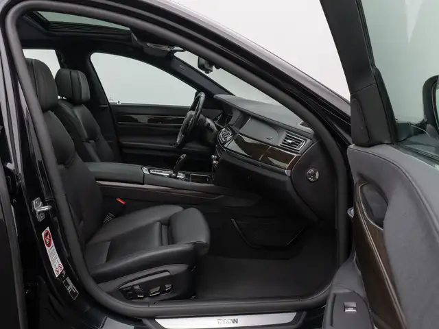 BMW 7 Series view 23