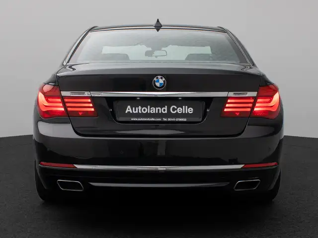 BMW 7 Series view 8