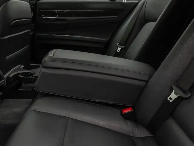 BMW 7 Series view 26
