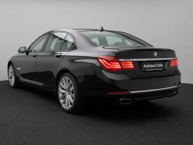 BMW 7 Series view 9