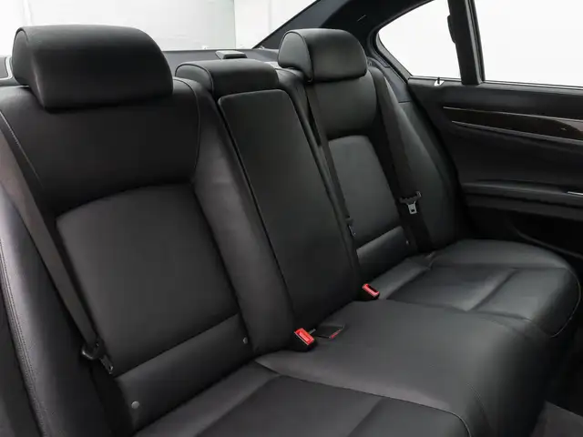BMW 7 Series view 27