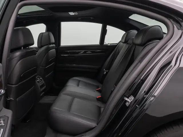 BMW 7 Series view 24