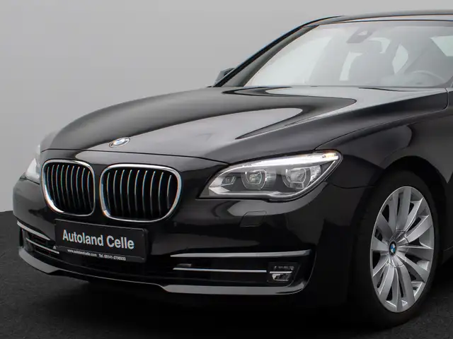 BMW 7 Series view 15