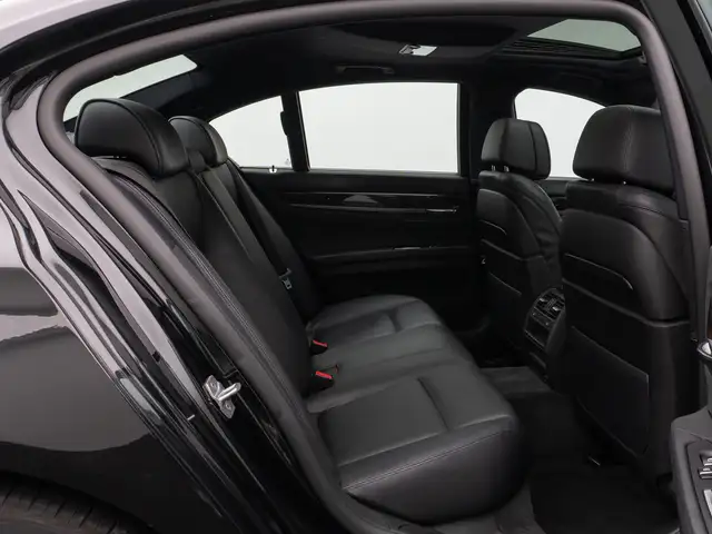 BMW 7 Series view 25