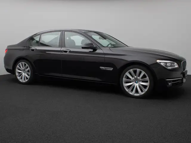 BMW 7 Series view 4