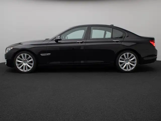 BMW 7 Series view 11