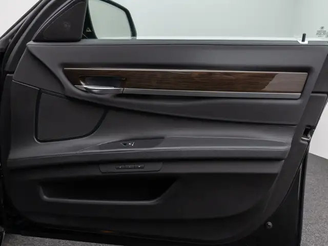 BMW 7 Series view 30
