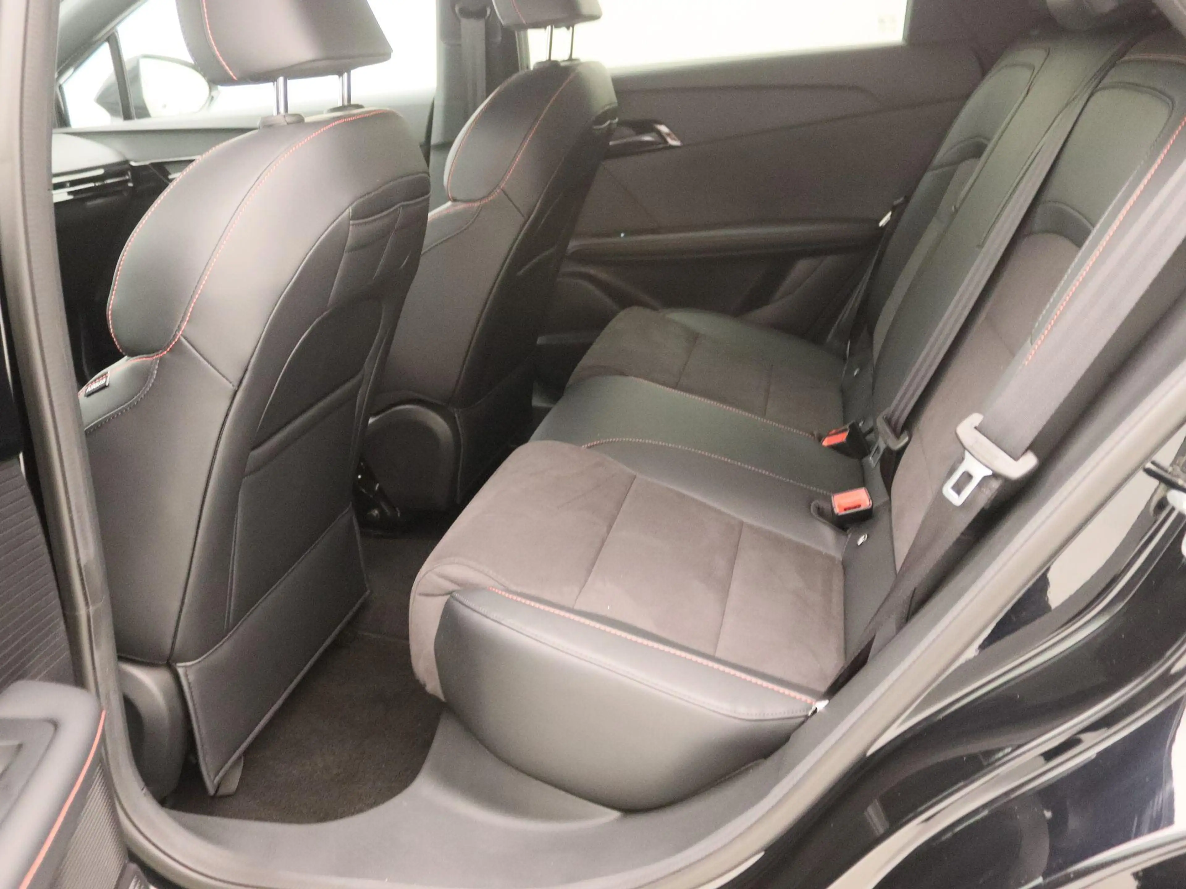 MG MG4 XPOWER 64kWh AWD — photo 13