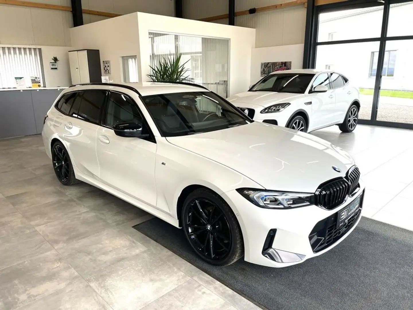 BMW 320 d Touring xDrive M-Sport *LED*PDC*NAV*AHK*HUD* Wit - 1