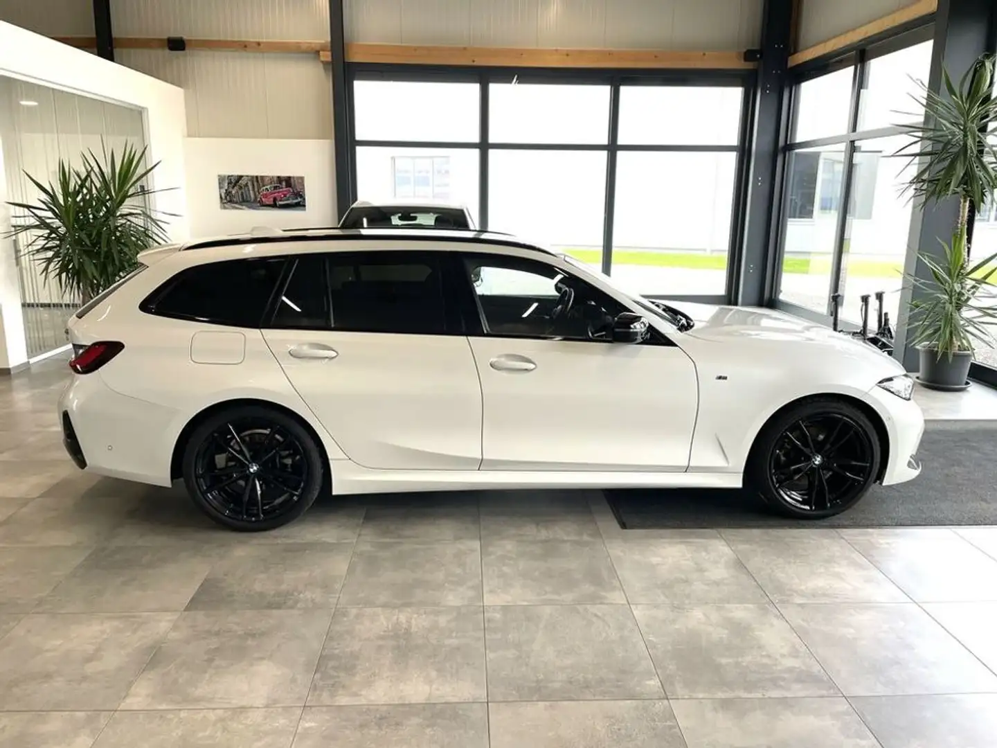 BMW 320 d Touring xDrive M-Sport *LED*PDC*NAV*AHK*HUD* Wit - 2