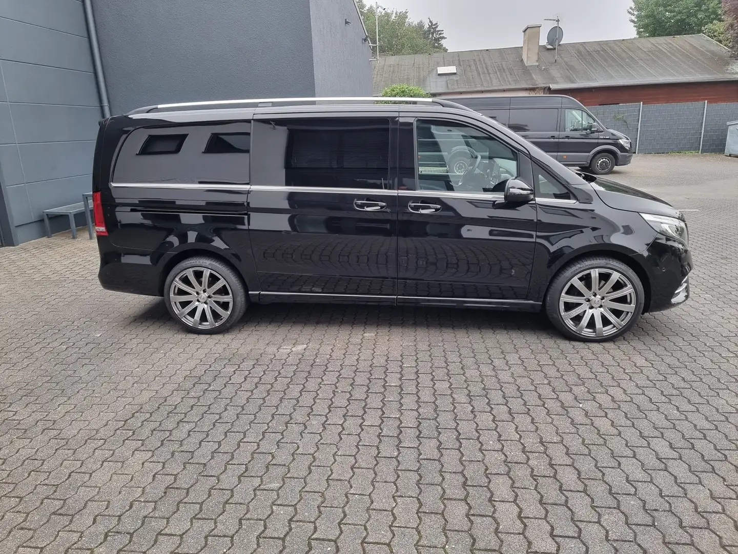 Mercedes-Benz V 220 V220/250/300dAVANTGARDEEDITION4MATIClang (447.813) Schwarz - 1