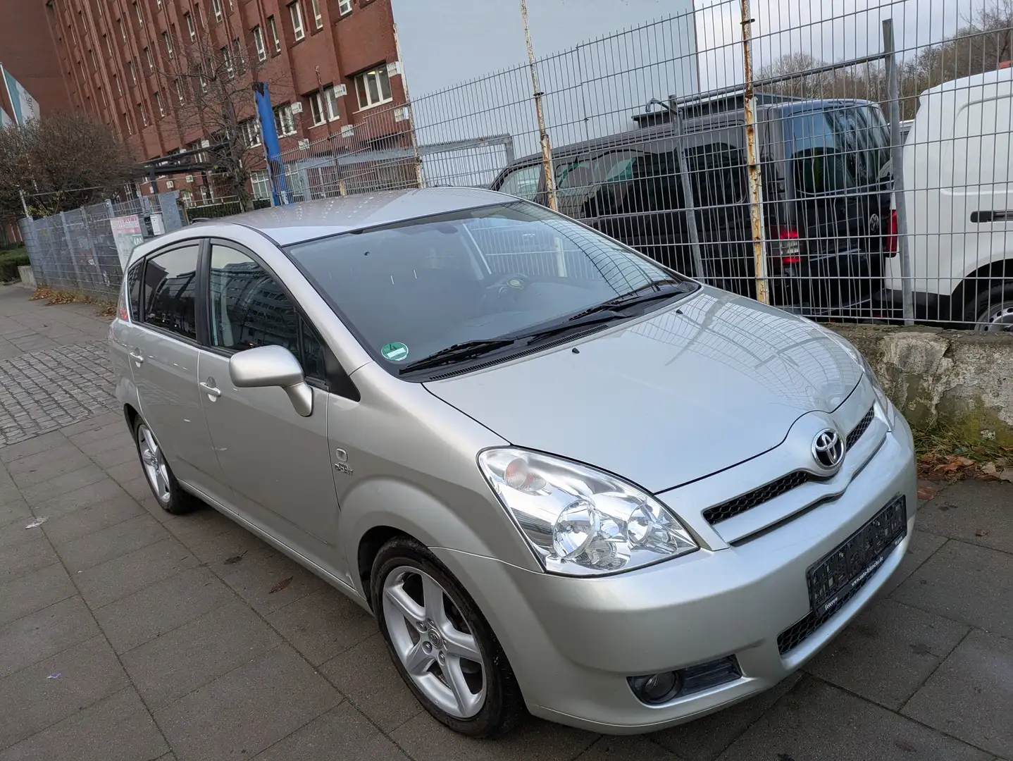 Toyota Corolla Verso 2.2 D-CAT Sol Gris - 1