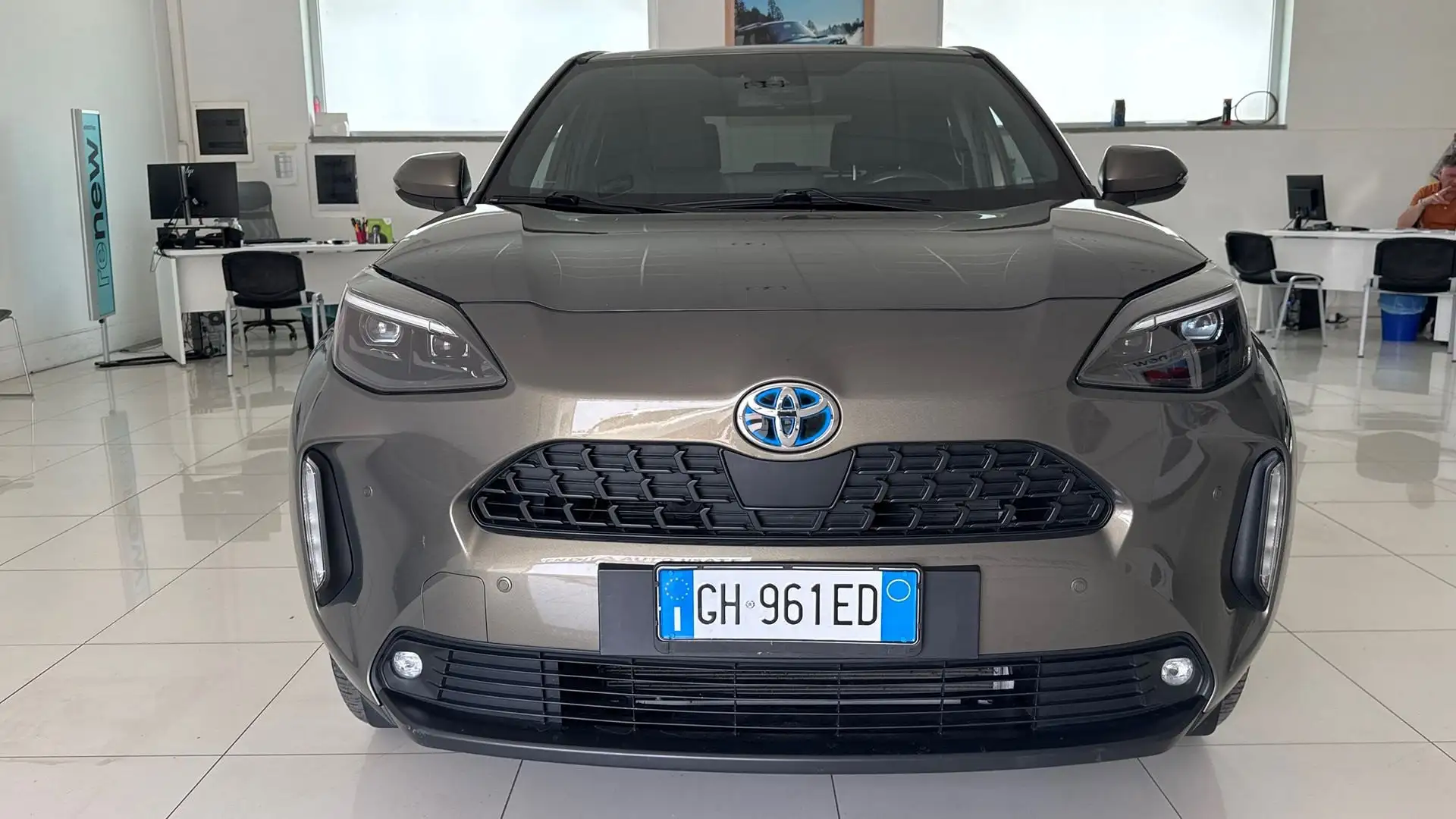 Toyota Yaris Cross 1.5 H 116cv Trend FWD e-CVT 1.5H TREND FWD 116CV Серый - 2