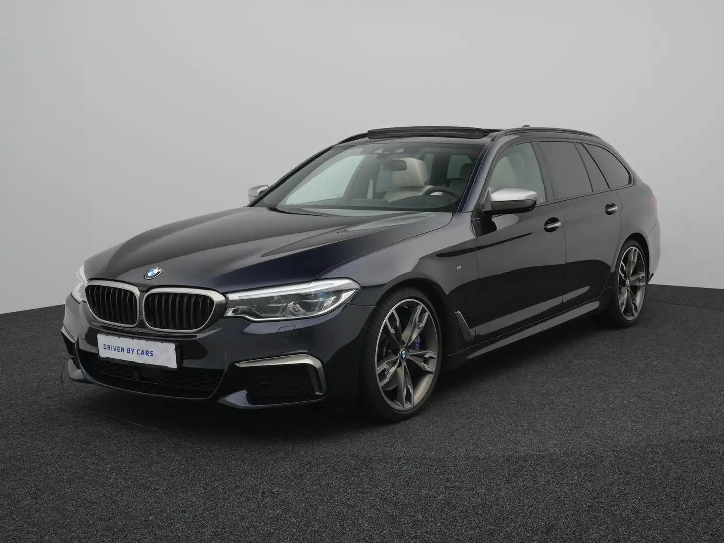 BMW 550 d xDrive PANO,LED,360°,H&K,SPURH,AHK,LEDER Černá - 2