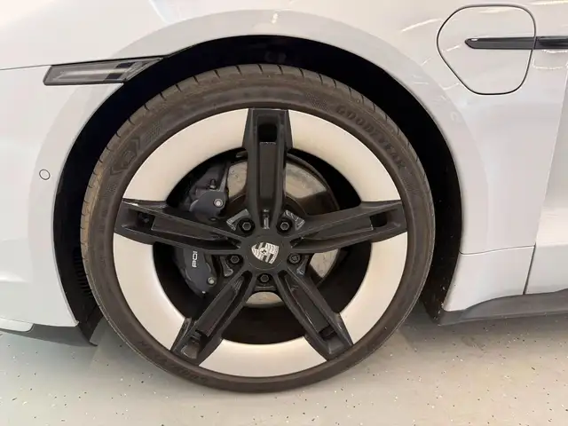 Porsche Taycan view 8