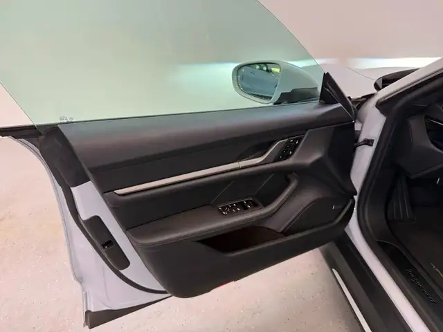 Porsche Taycan view 10