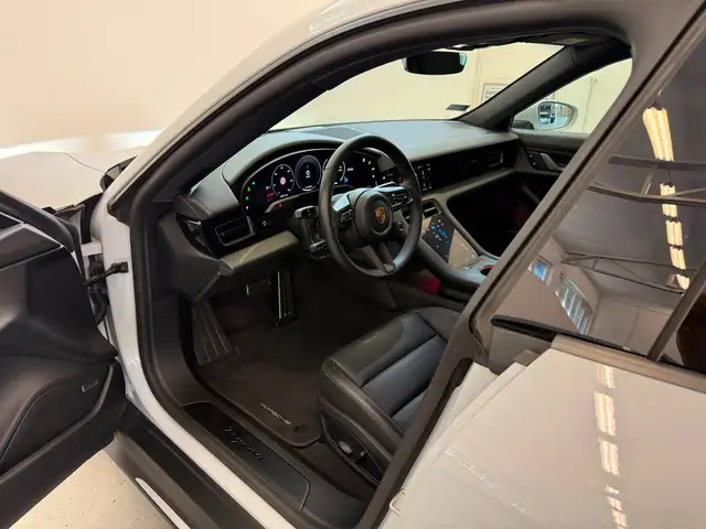 Porsche Taycan view 11