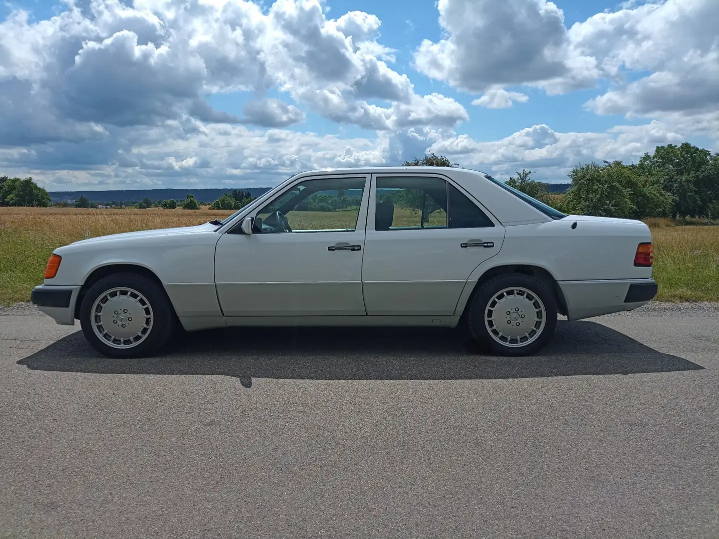 Mercedes-Benz E 230 Neuwertiger Zustand-MB Historie-2 Hand Blanco - 2