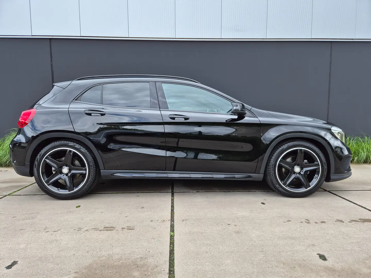 Mercedes-Benz GLA 180 *AMG SPORTPAKKET*19"ALU*ALCANTARA*NAVI*NIGHTPAKKET Fekete - 2