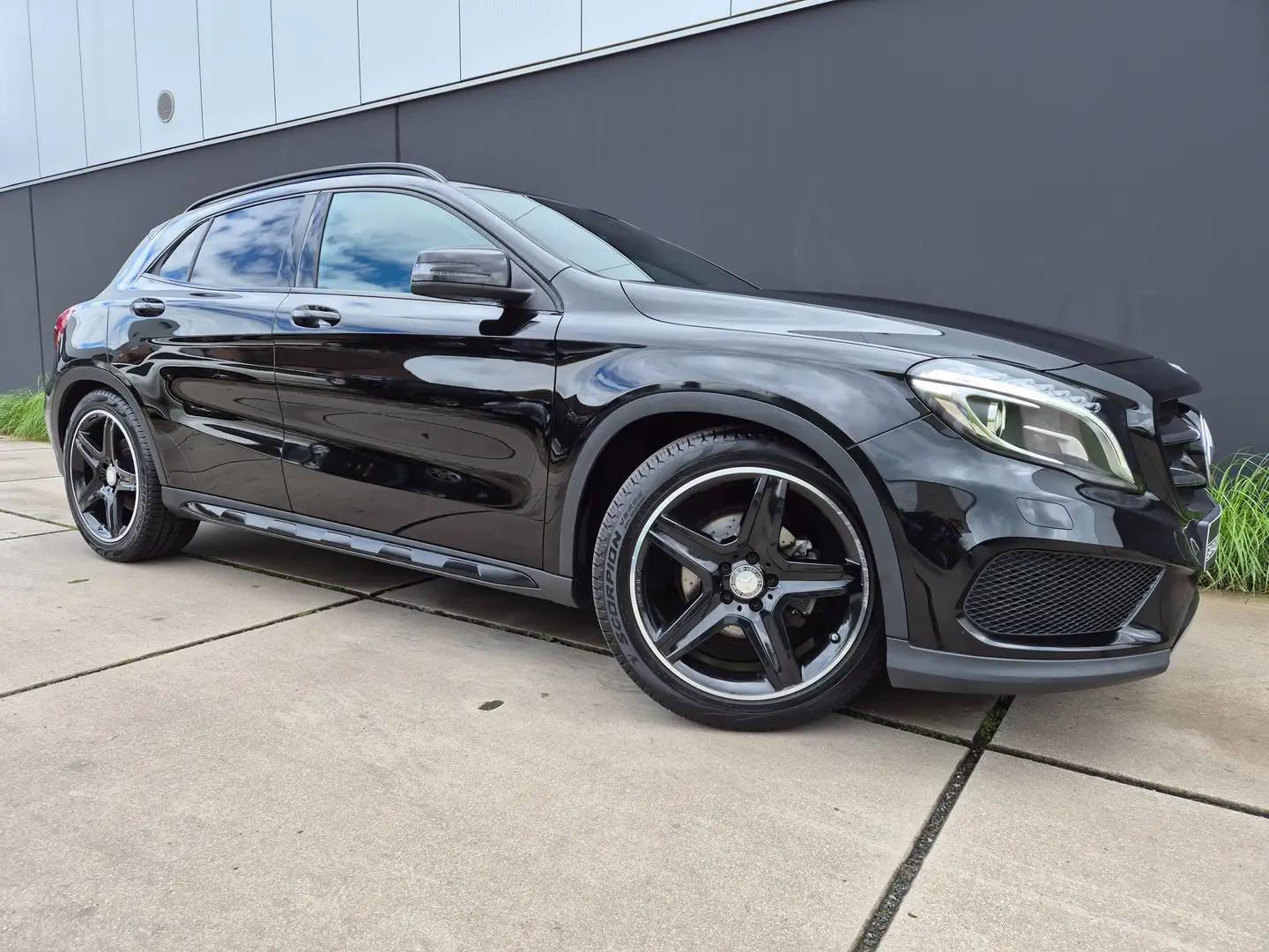 Mercedes-Benz GLA 180 *AMG SPORTPAKKET*19"ALU*ALCANTARA*NAVI*NIGHTPAKKET Fekete - 1