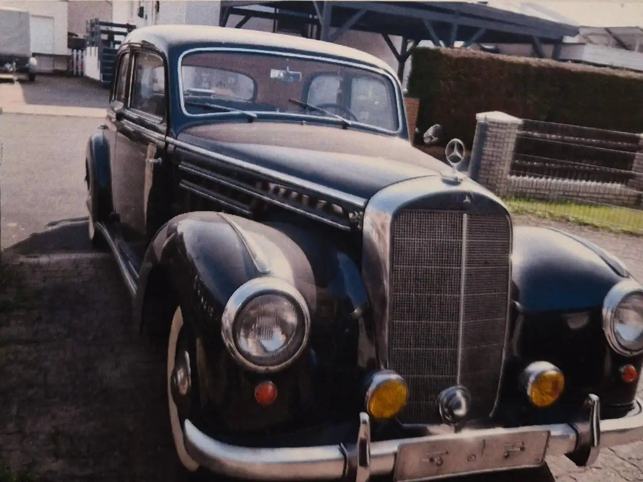 Mercedes-Benz 220 (187), foto 1