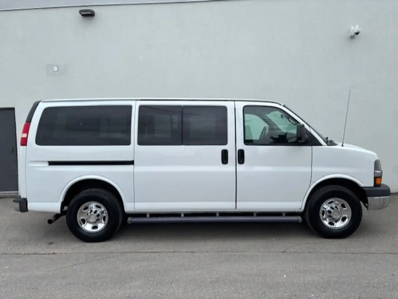 Chevrolet Express Passenger снимка Chevrolet Express Passenger