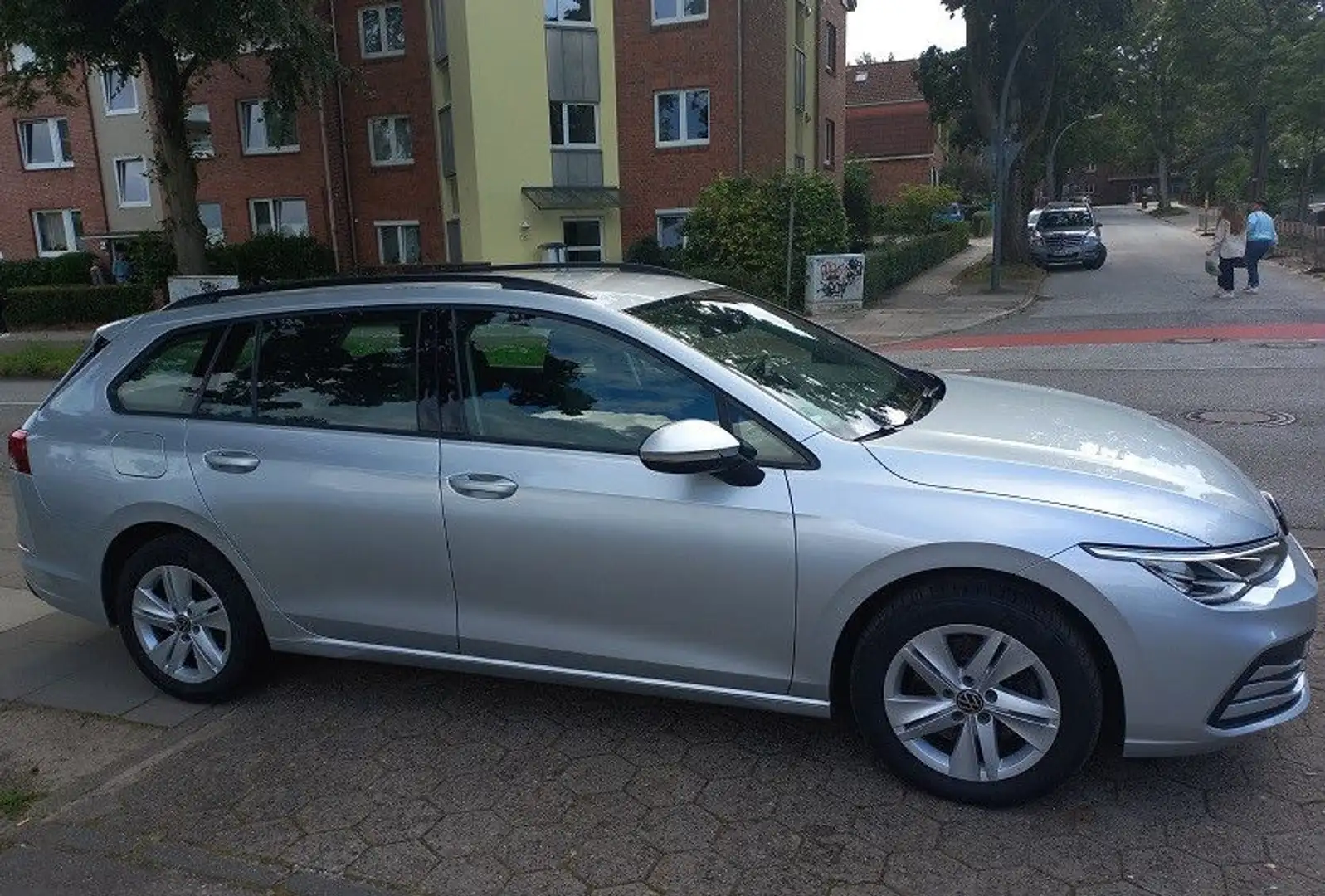 Volkswagen Golf VIII 2,0 TDi Life Klima Navi LED PDC LMF BC Silber - 1