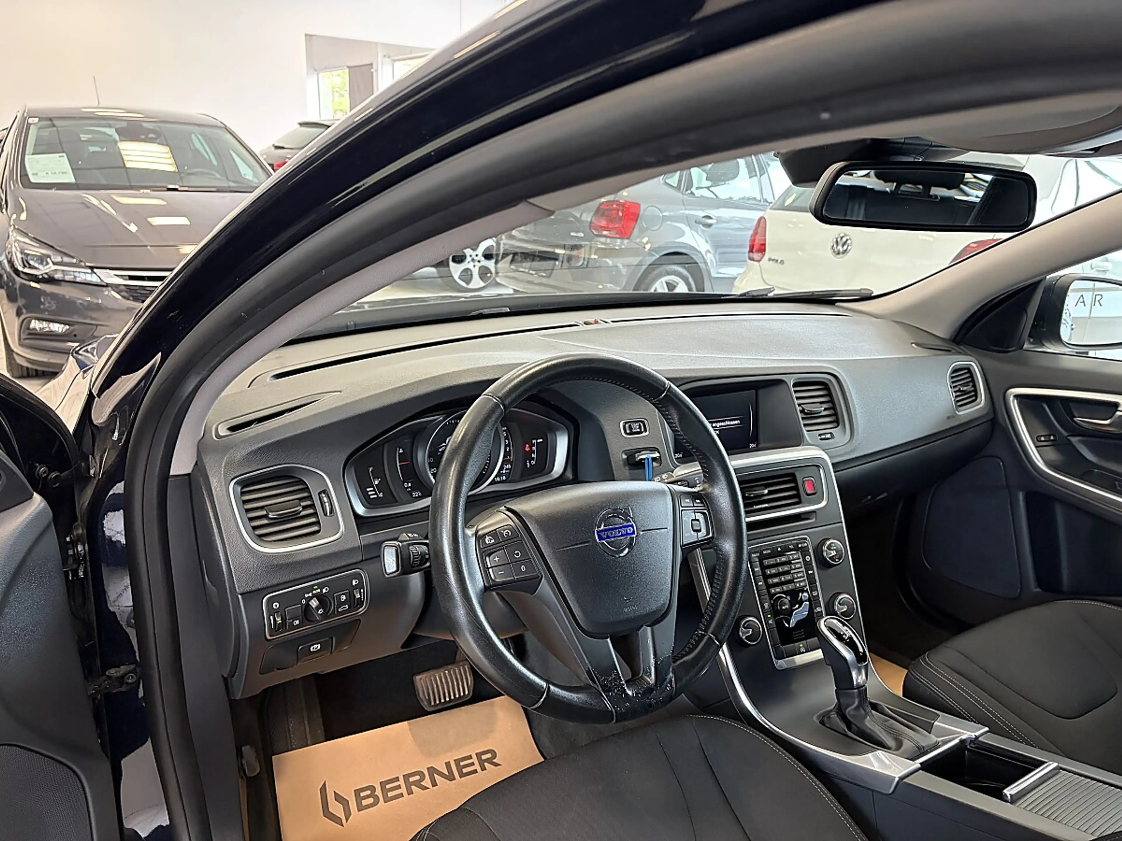Volvo V60 D2 Kinetic Geartronic — photo 8
