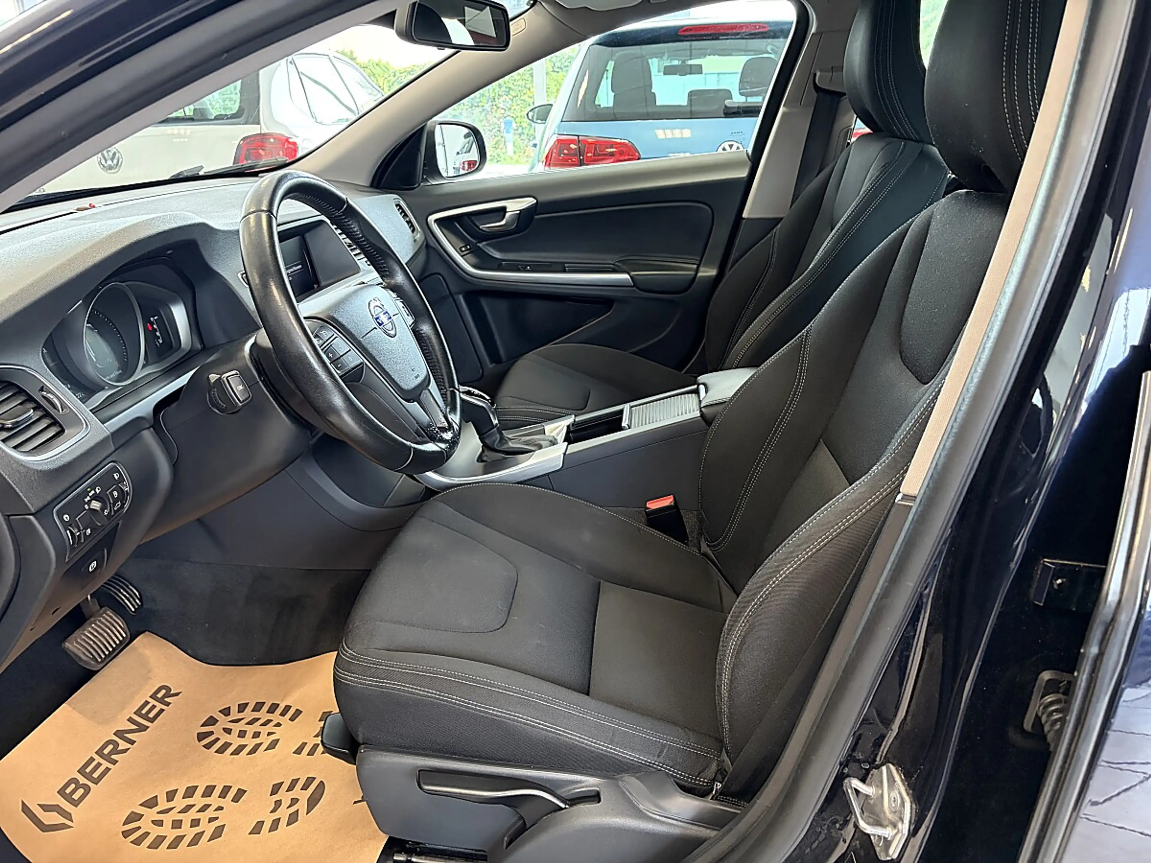 Volvo V60 D2 Kinetic Geartronic — photo 10