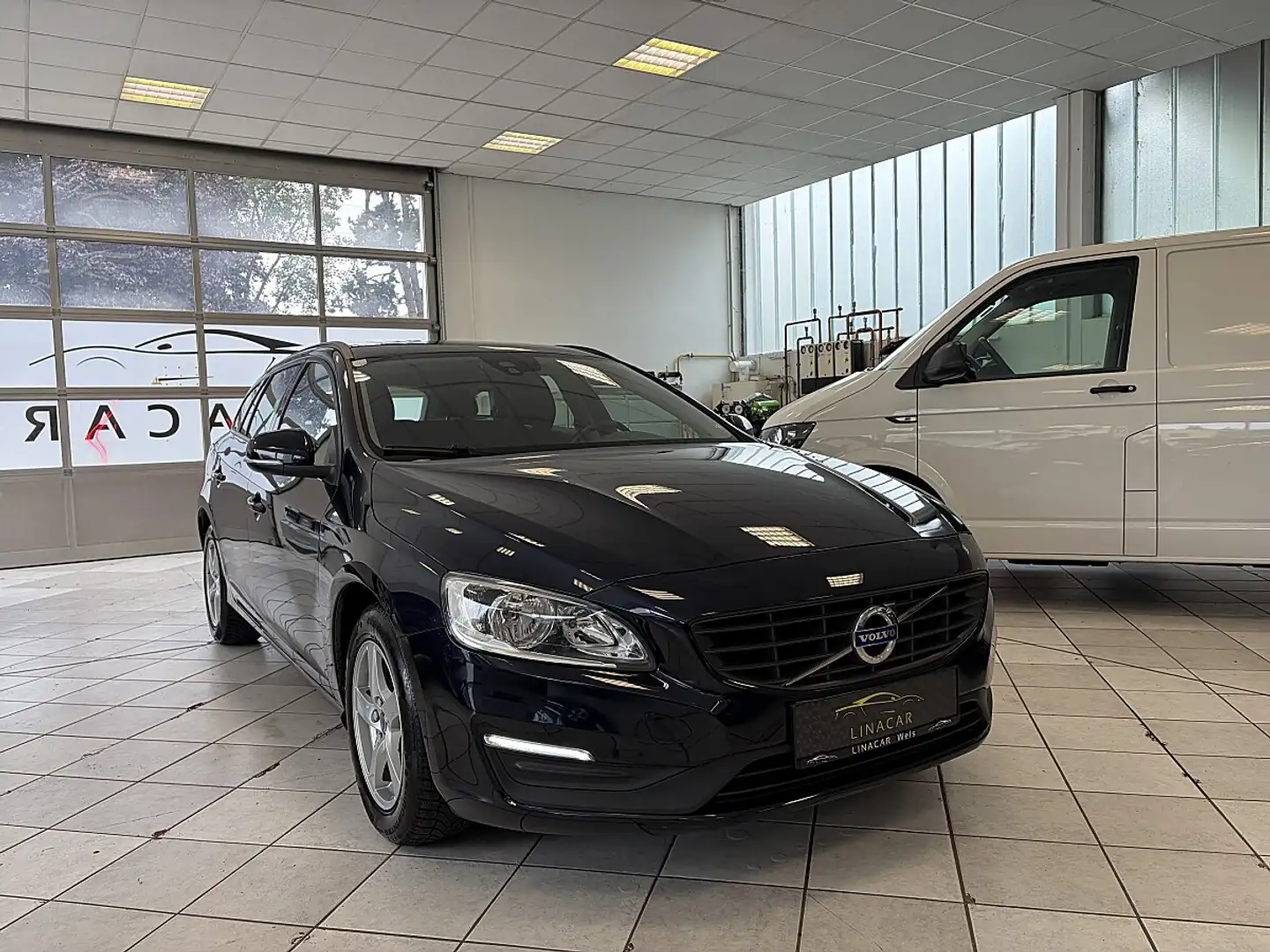 Volvo V60 D2 Kinetic Geartronic Blau - 1