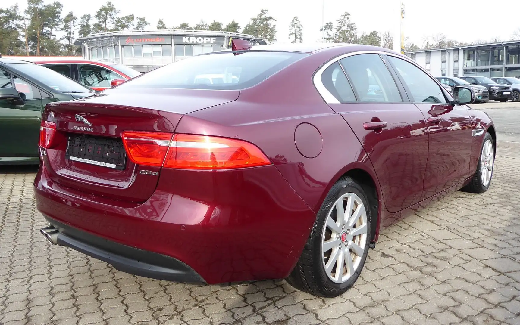 Jaguar XE 2.0 Pure Navi PDC Kamera Klimaautomatik Xenon Rot - 2