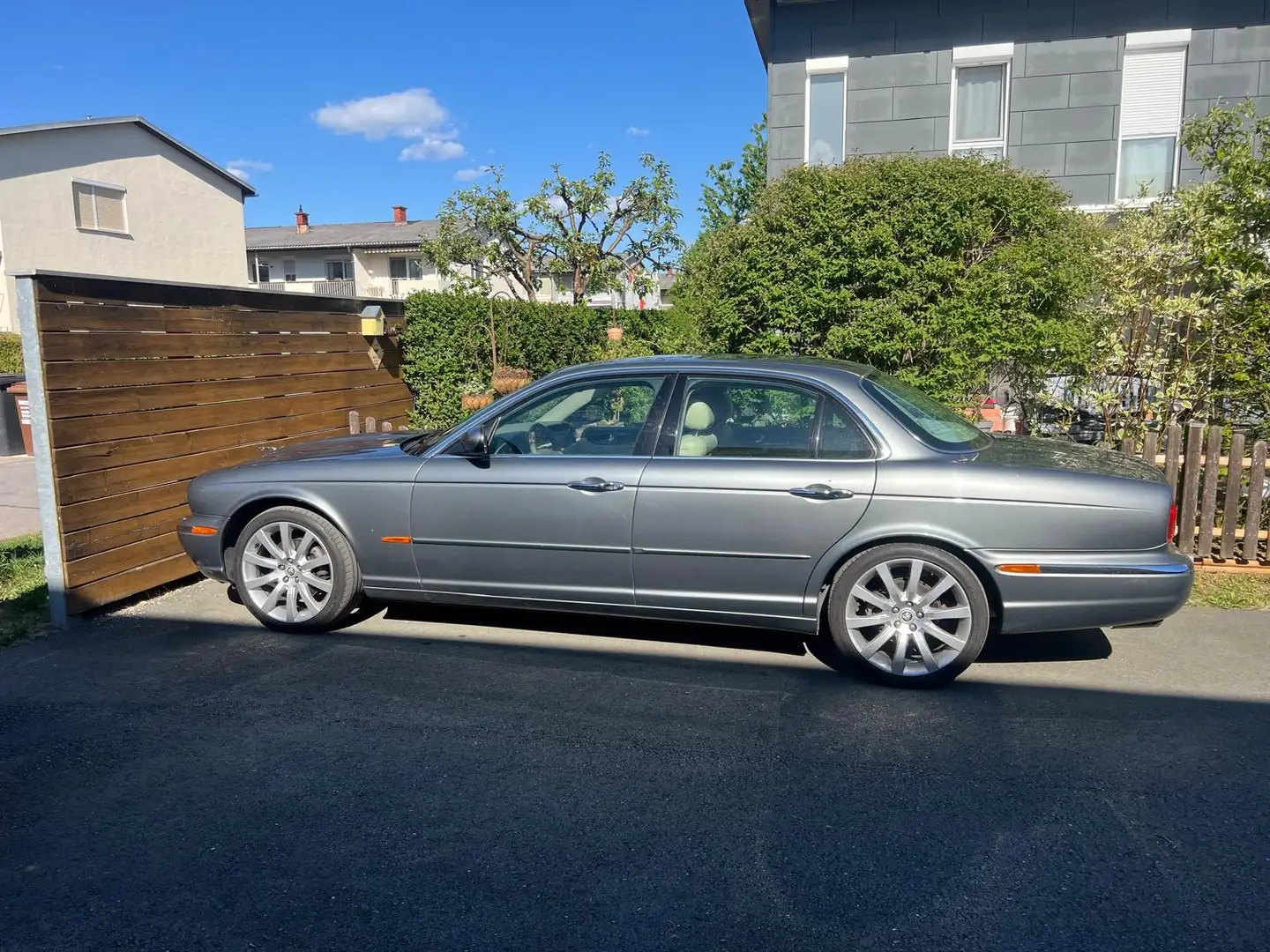 Jaguar XJ Executive Grau - 2