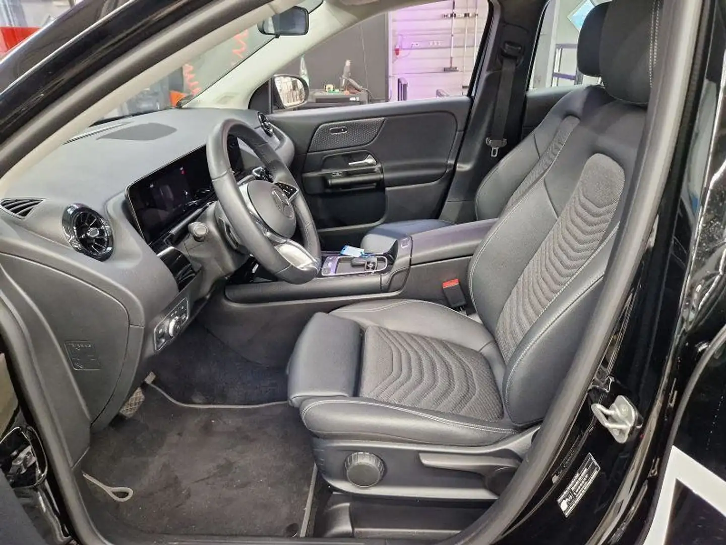 Mercedes-Benz GLA 180 Navi LED dig.Cockpit Distr.+ Spurassist. Noir - 1