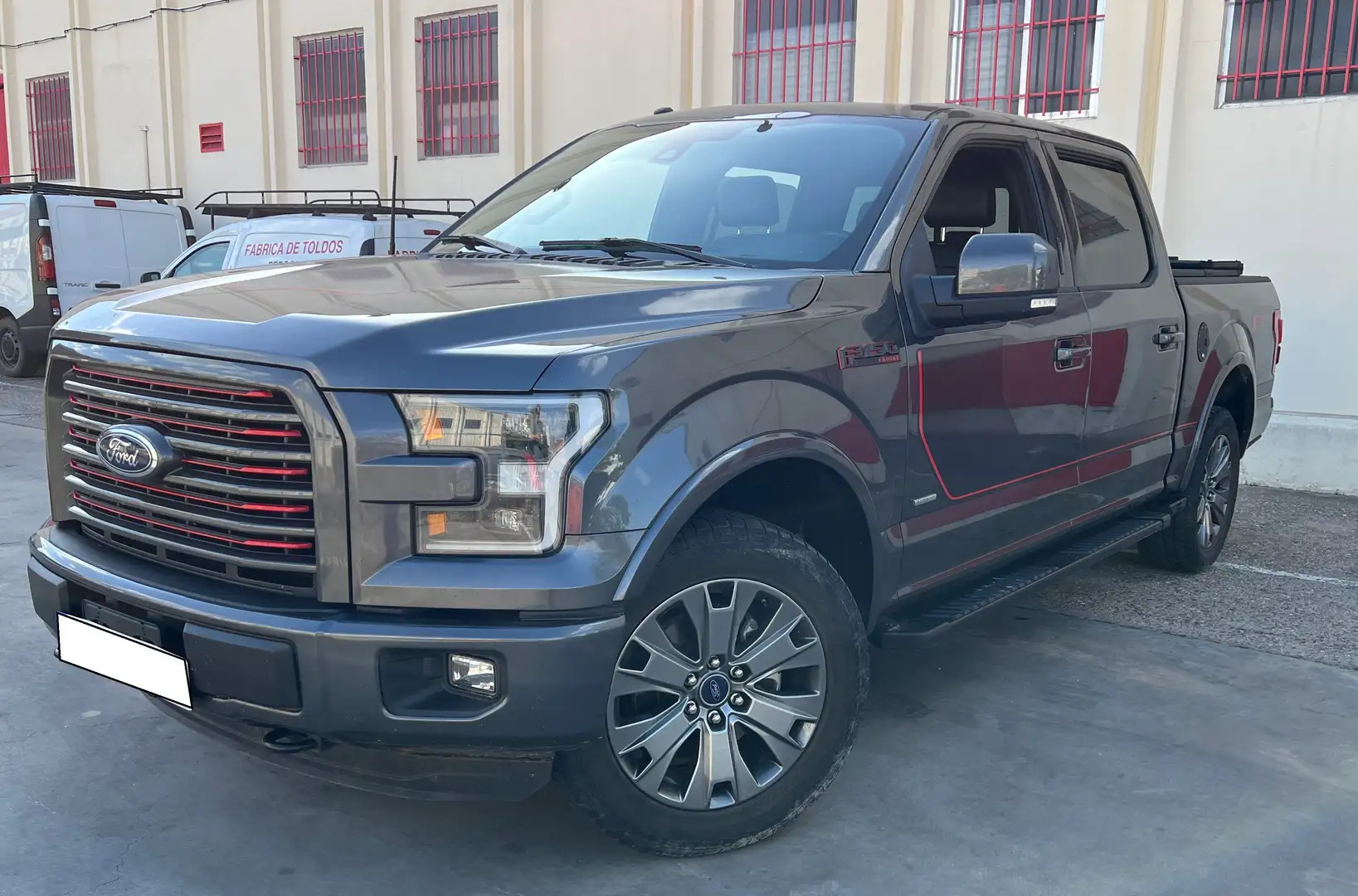 Ford F 150 Lariat FX4 Sport Special Edition Gris - 2