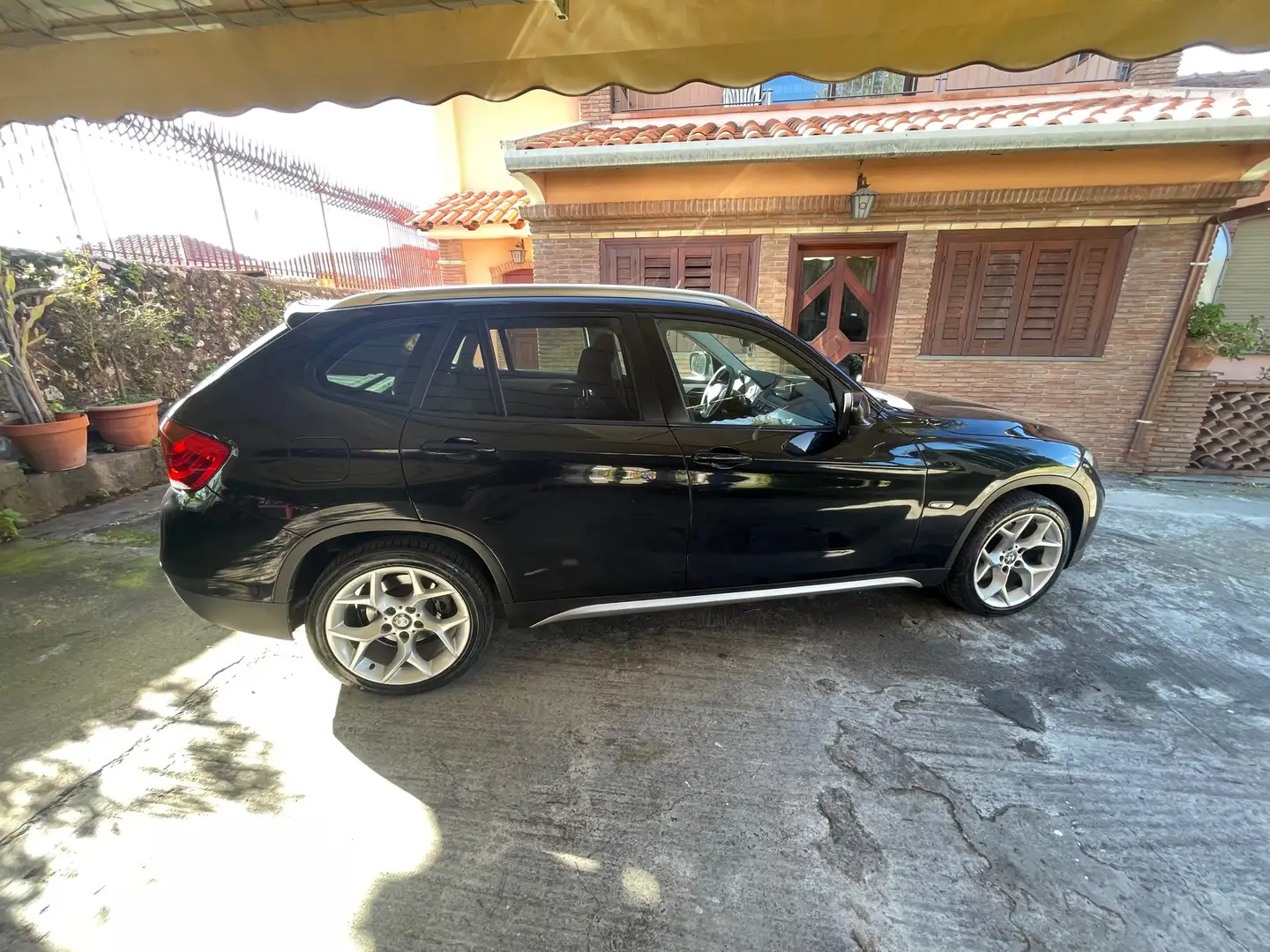 BMW X1 sdrive20d Attiva Schwarz - 1