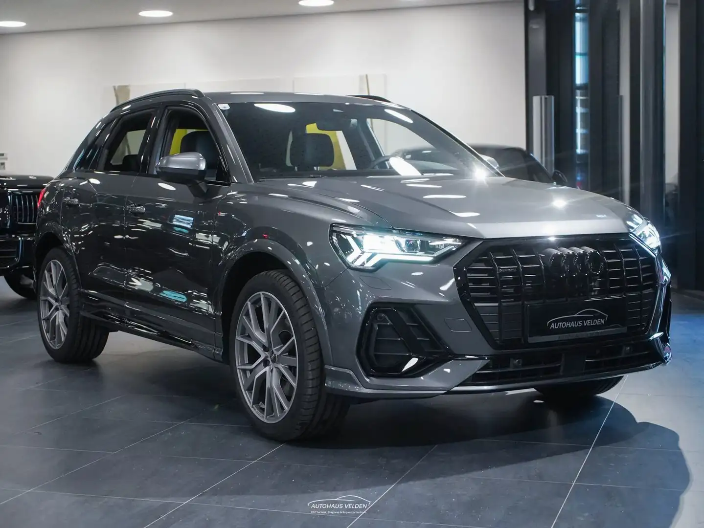 Audi Q3 40 TDI quattro S line Grijs - 1