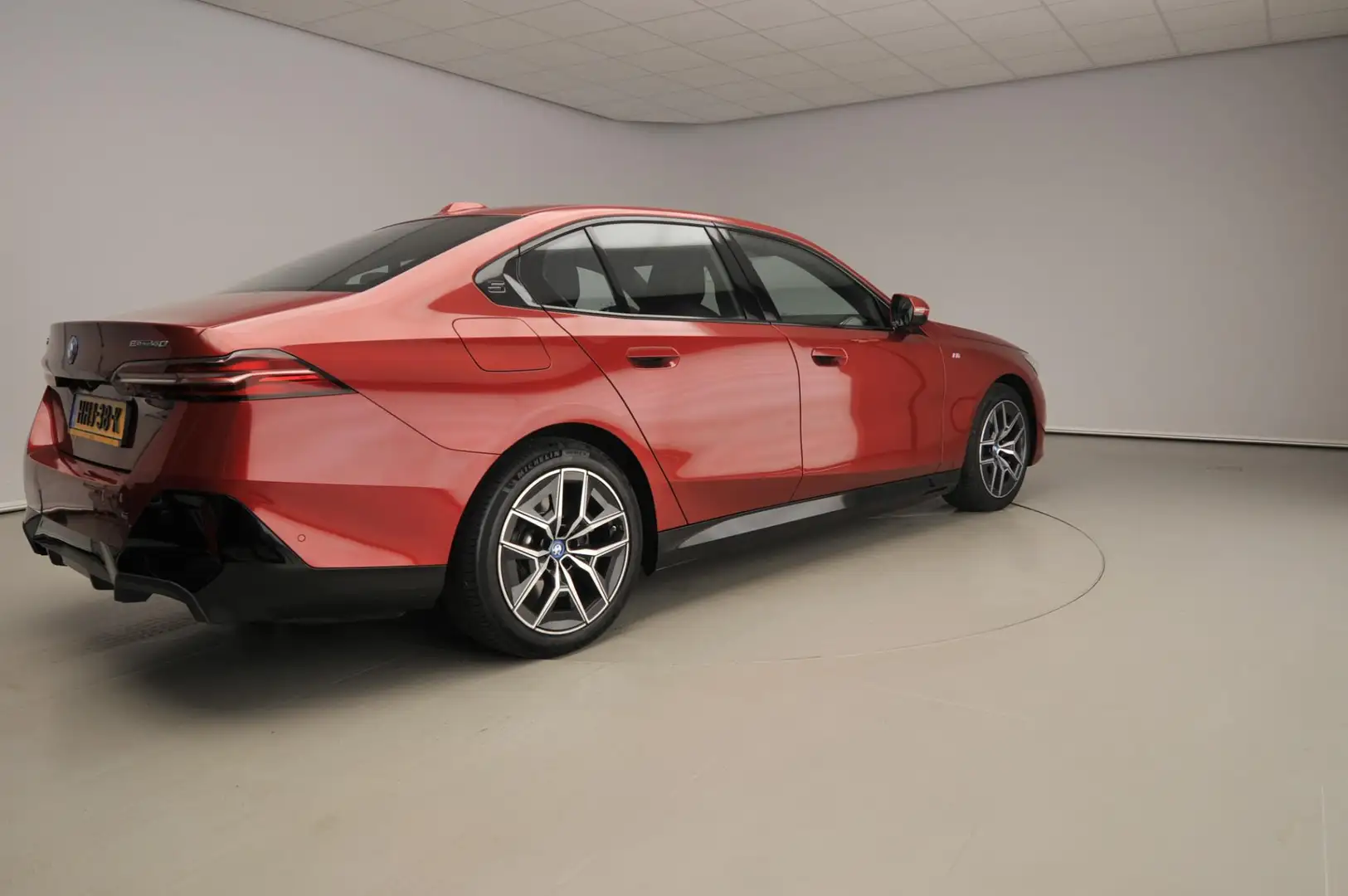 BMW i5 Sedan eDrive40 | M-Sportpakket | LED | Navigatie | Rood - 2