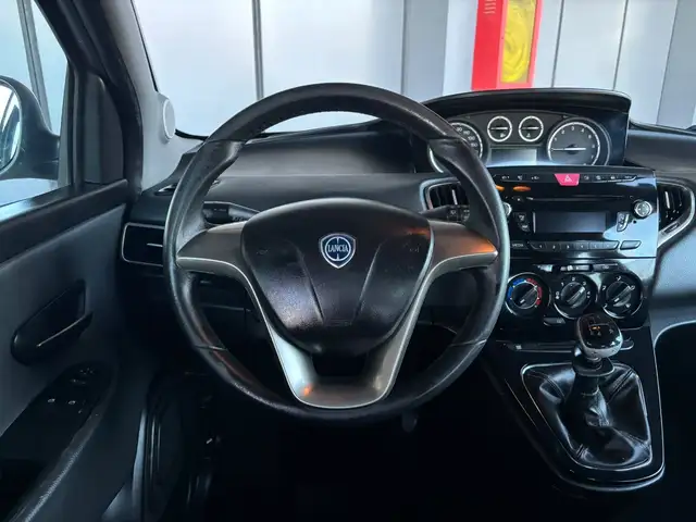 Lancia Ypsilon view 12